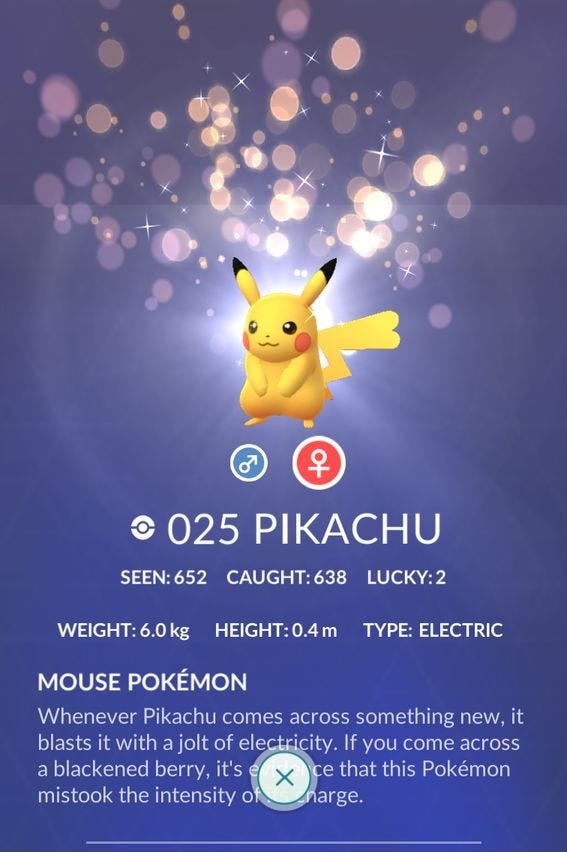 Màn hình thông tin Pokémon Tyranitar May Mắn trong Pokémon Go hiển thị IV và nền đặc trưng