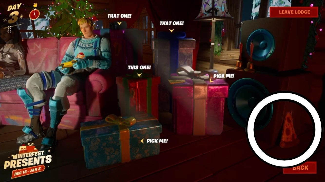 Miếng pizza dựa vào loa phát nhạc gần đống quà bên phải Cozy Lodge Fortnite