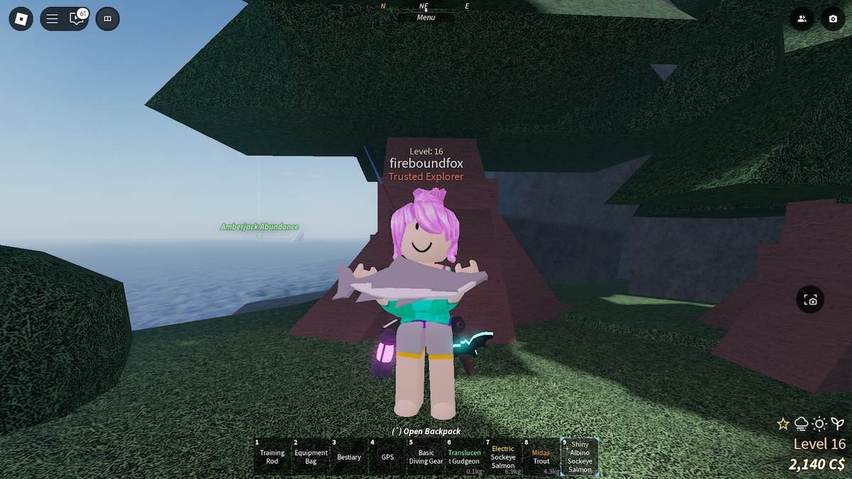 Một con cá bạch tạng quý hiếm trong game Fisch Roblox