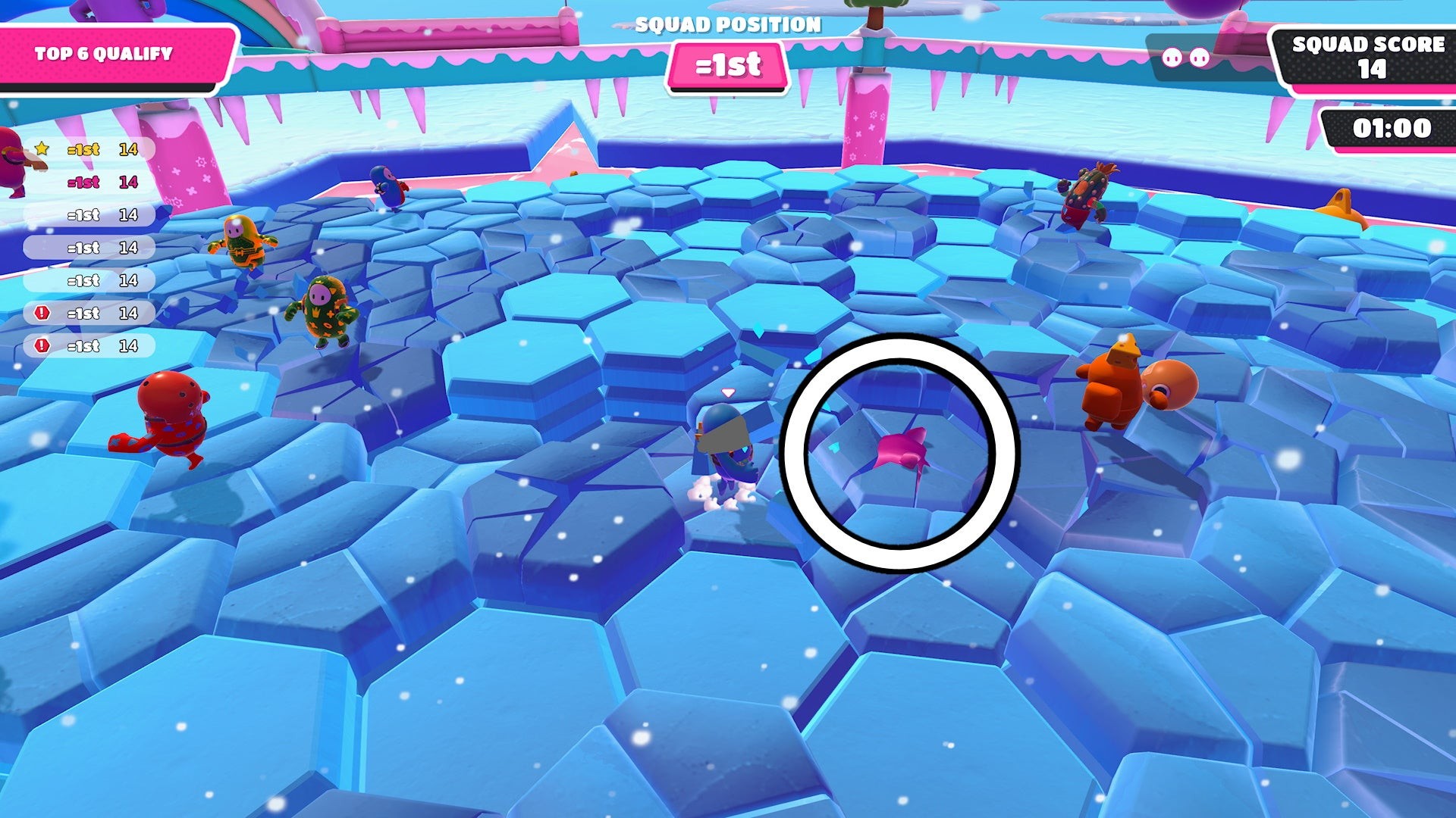 Mũ bảo hiểm thất lạc lộ ra ở trung tâm màn chơi Thin Ice Fall Guys sau khi băng vỡ