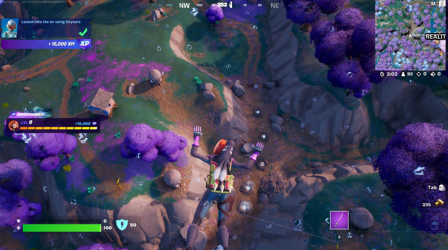 Người chơi bay lượn trên không sau khi sử dụng mạch nước phun Fortnite gần Thác Thực Tế