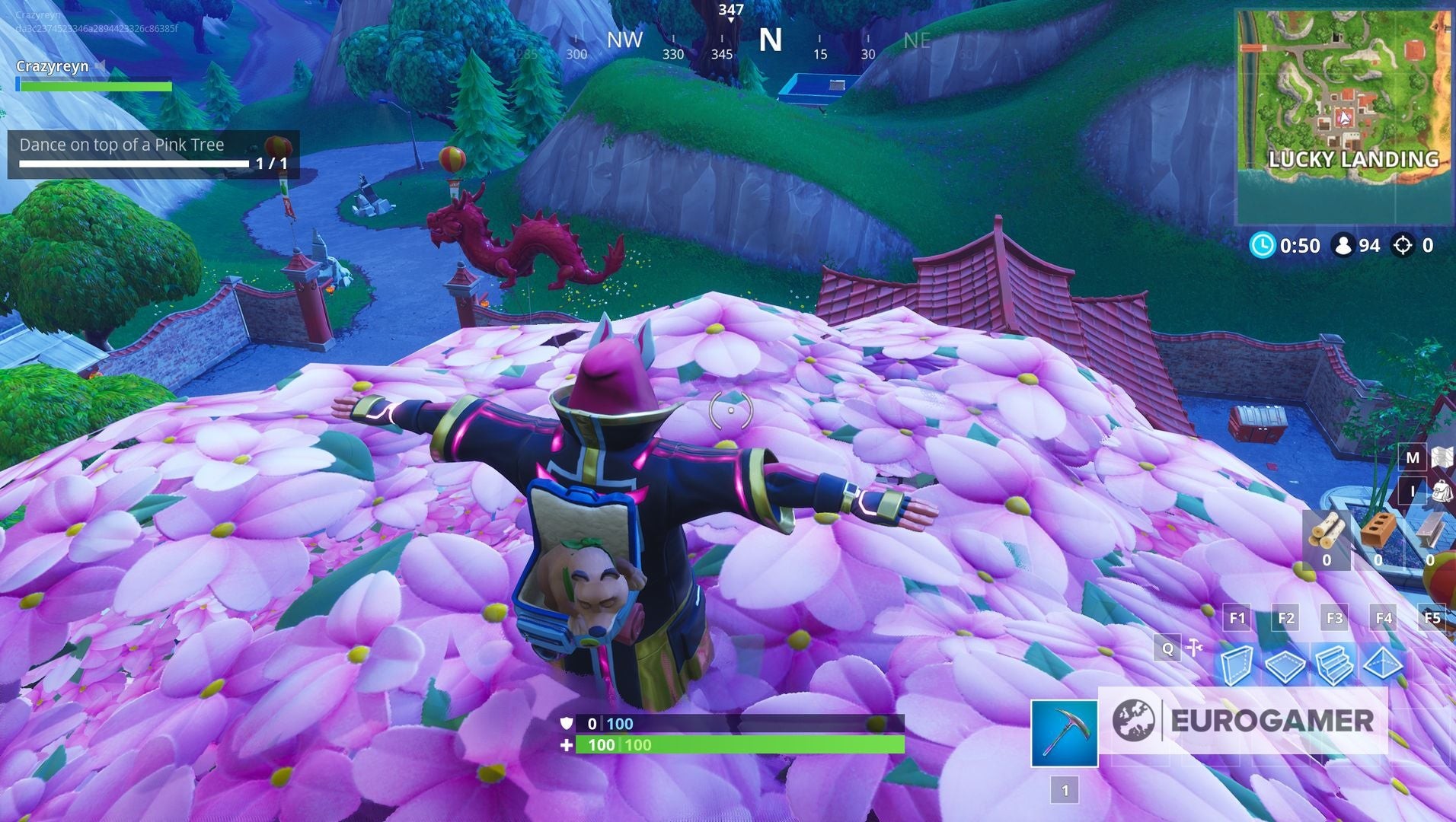 Người chơi đứng trên Cây Hồng tại Lucky Landing, Fortnite