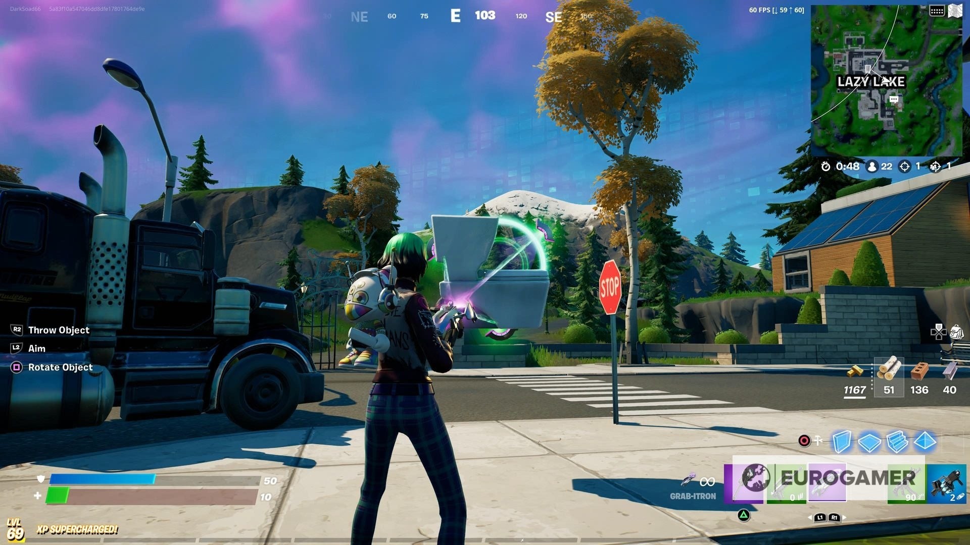 Người chơi Fortnite đang nhắm Grab-itron vào một chiếc bồn cầu trắng