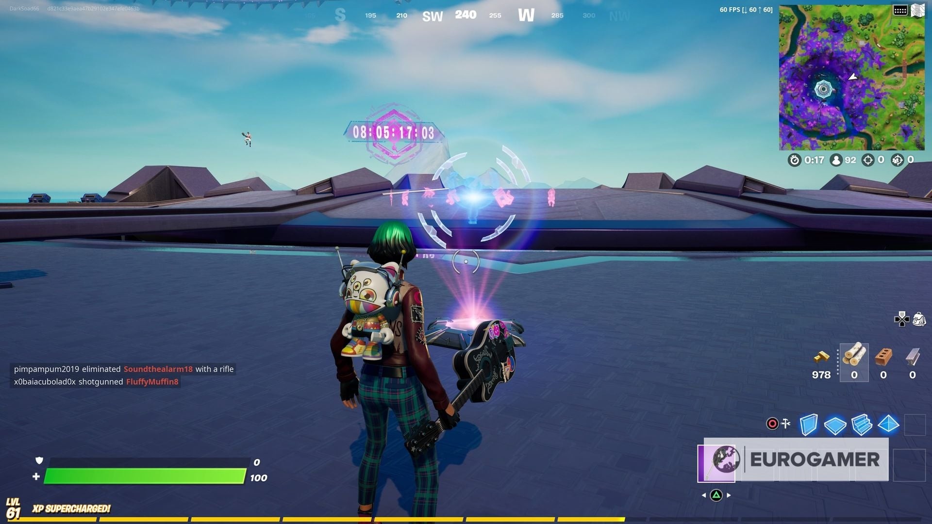 Người chơi Fortnite đứng gần Bệ Chiếu Hình Người Ngoài Hành Tinh trên Party UFO