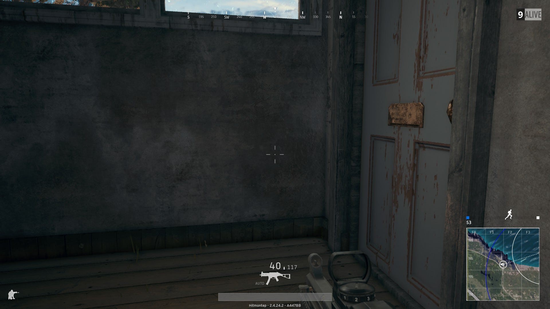 Người chơi PUBG ẩn nấp sau gốc cây trong rừng