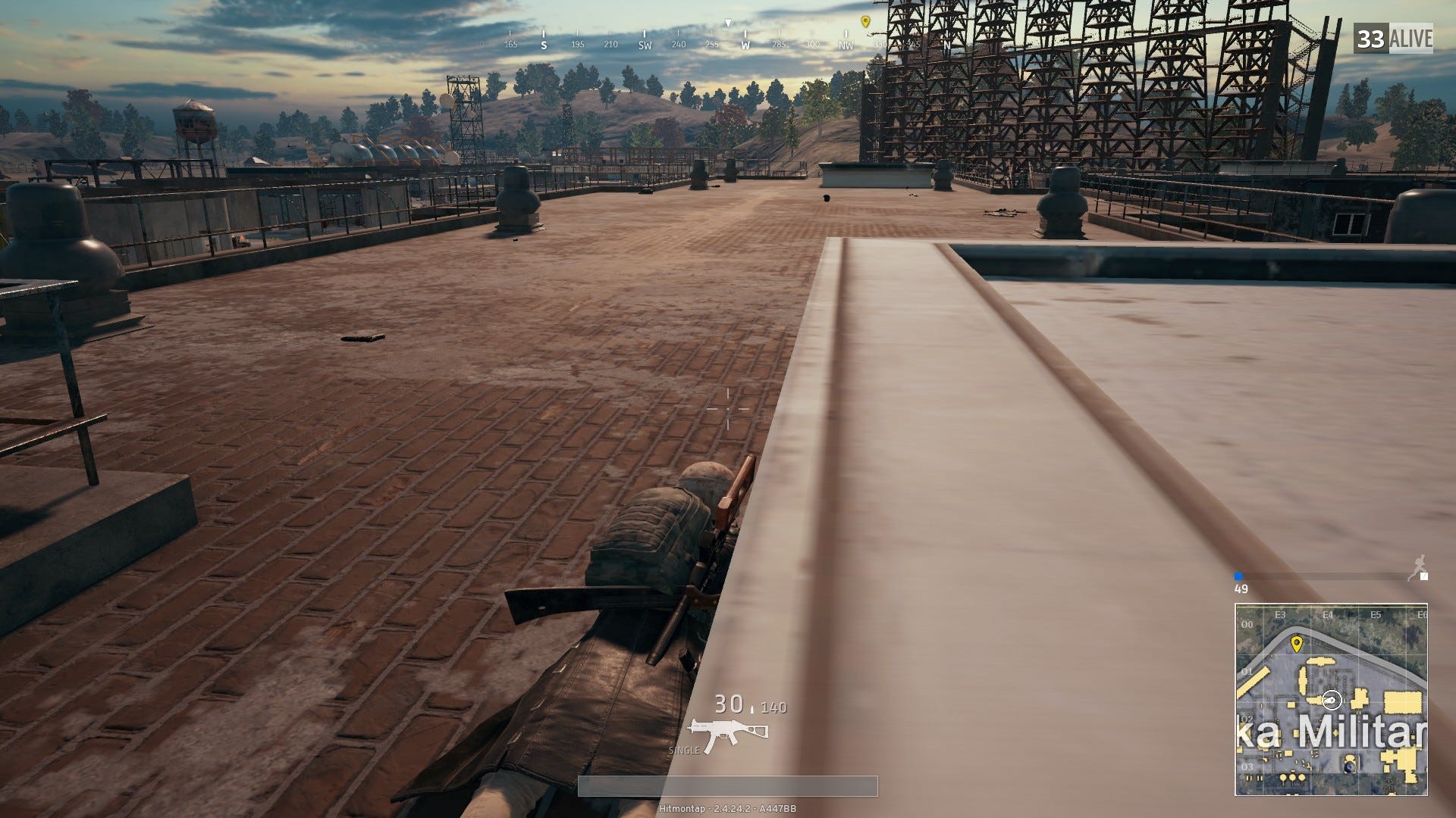 Người chơi PUBG sử dụng chức năng nhìn xung quanh (Alt-look) từ sau một bức tường