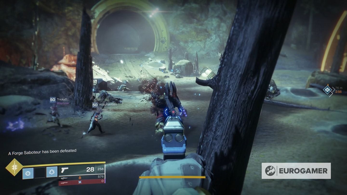 Người chơi quét Hòm Black Armory để nhận Lõi Vũ Khí