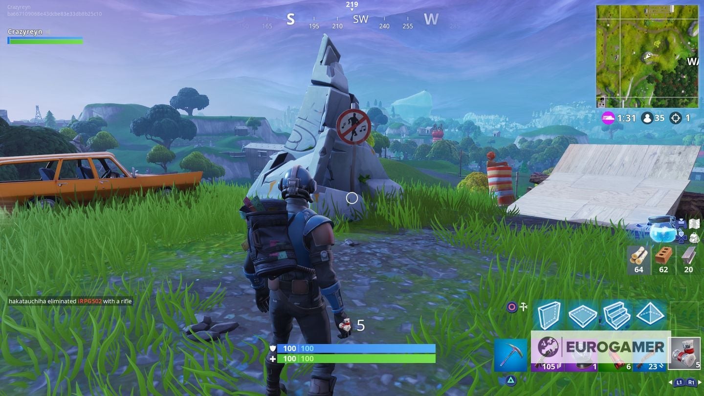 Người chơi tiếp cận biển báo cấm nhảy gần Wailing Woods trong Fortnite