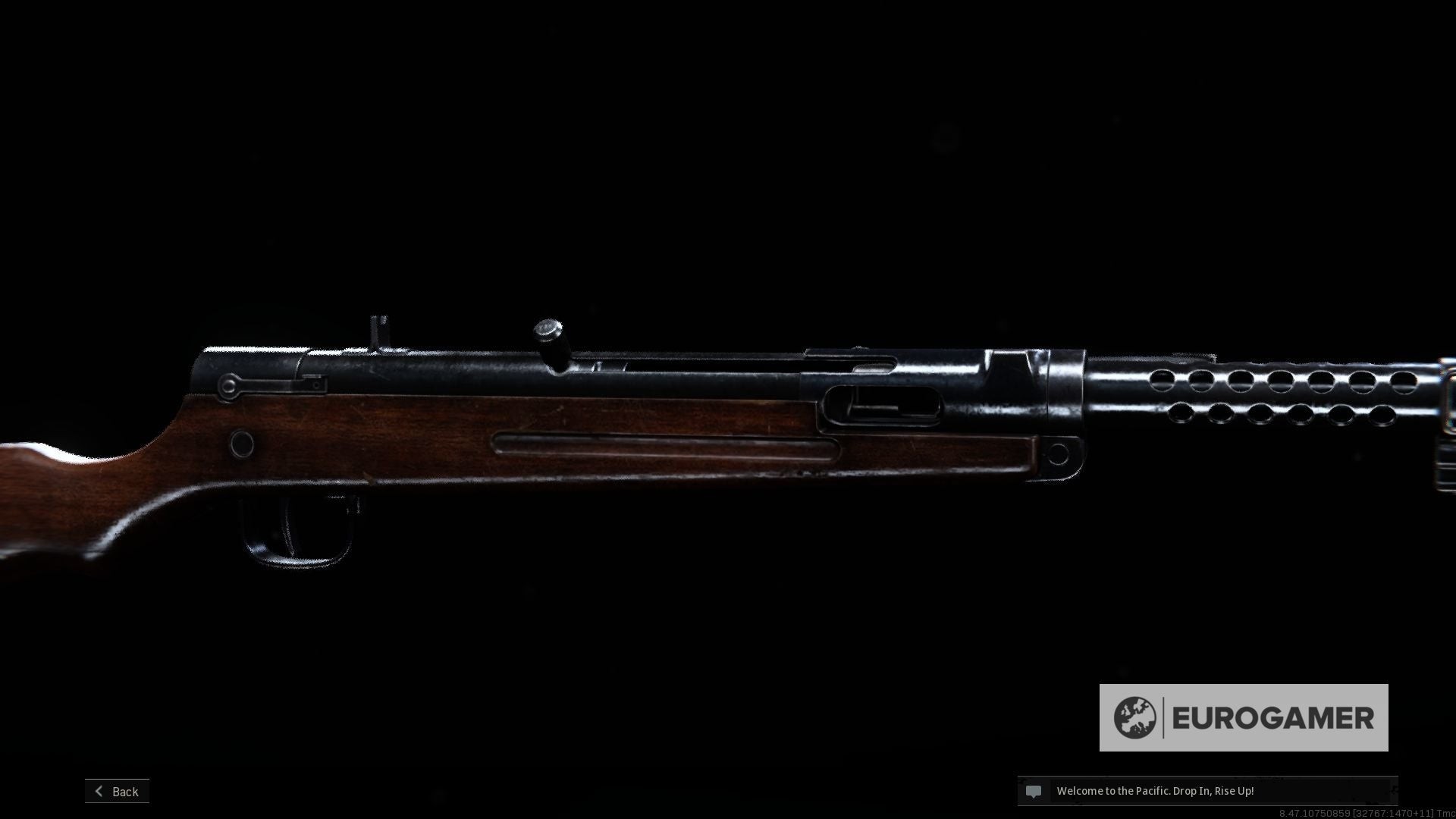 Người chơi Warzone trang bị súng Type 100 và nhìn qua ống ngắm trong trận chiến