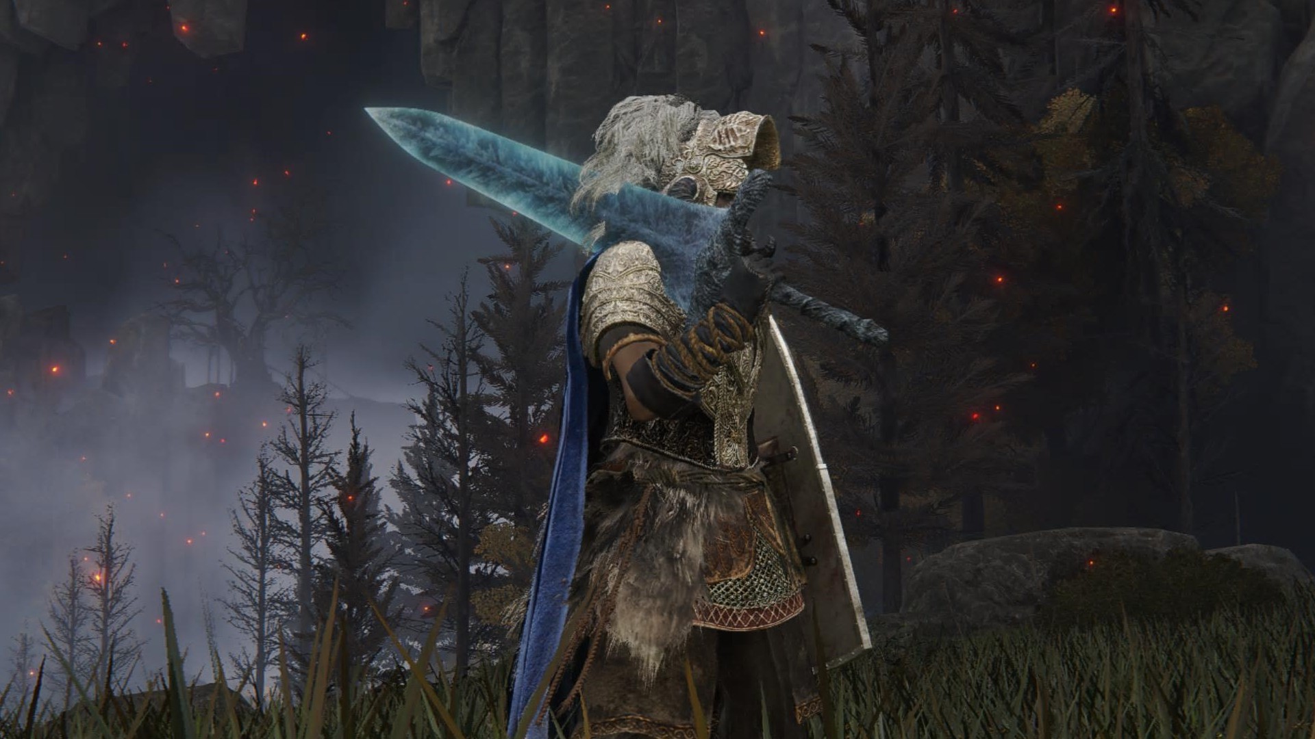 Nhân vật Elden Ring trang bị Dark Moon Greatsword với ánh sáng xanh ma thuật