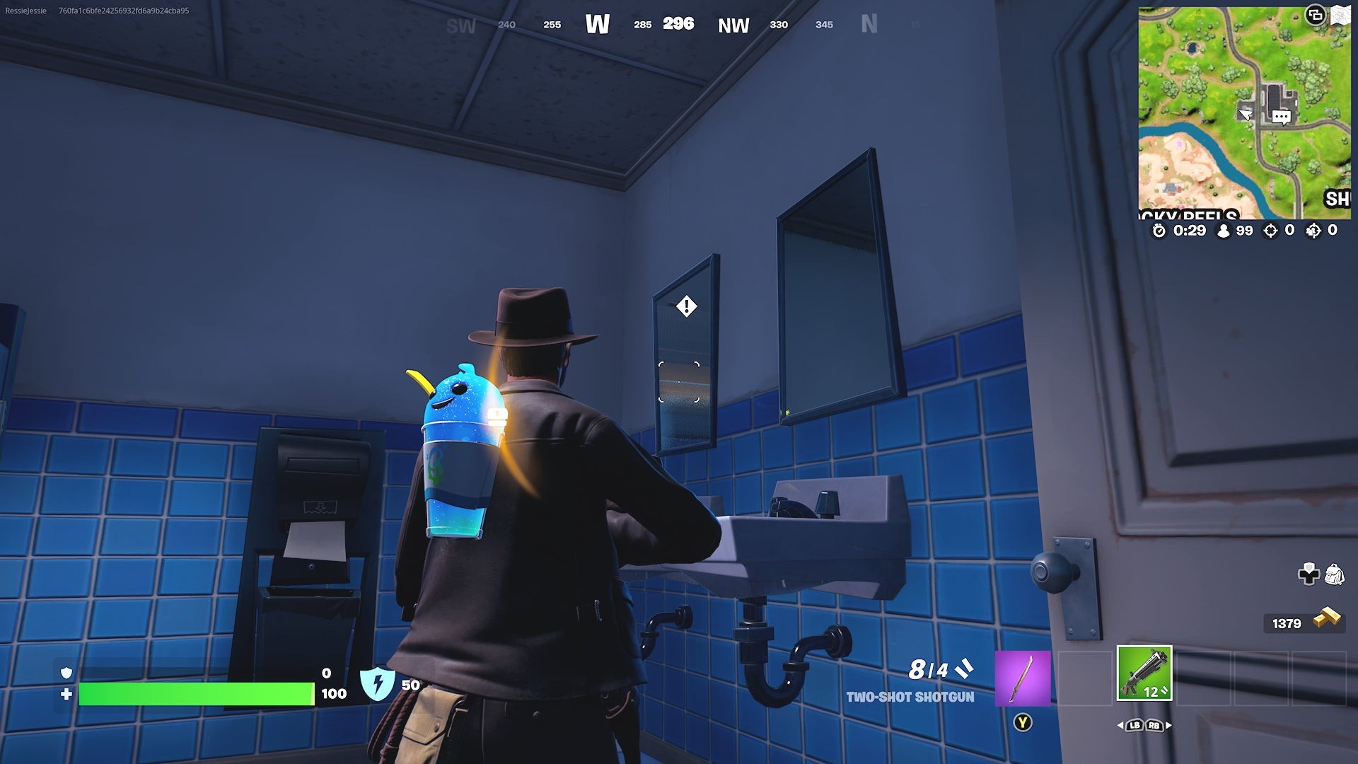 Nhân vật Fortnite đang soi gương trong phòng vệ sinh để hoàn thành thử thách tìm người chơi ngầu nhất