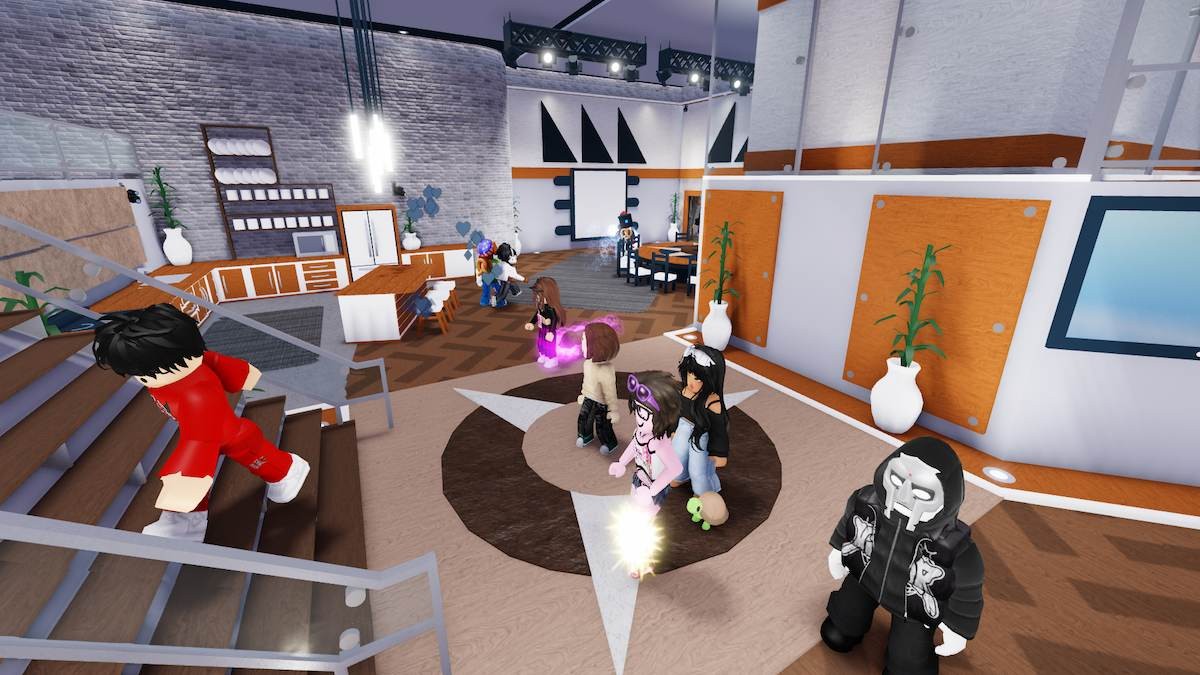 Nhiều avatar người chơi tụ tập trong một ngôi nhà trong Roblox Eviction Notice