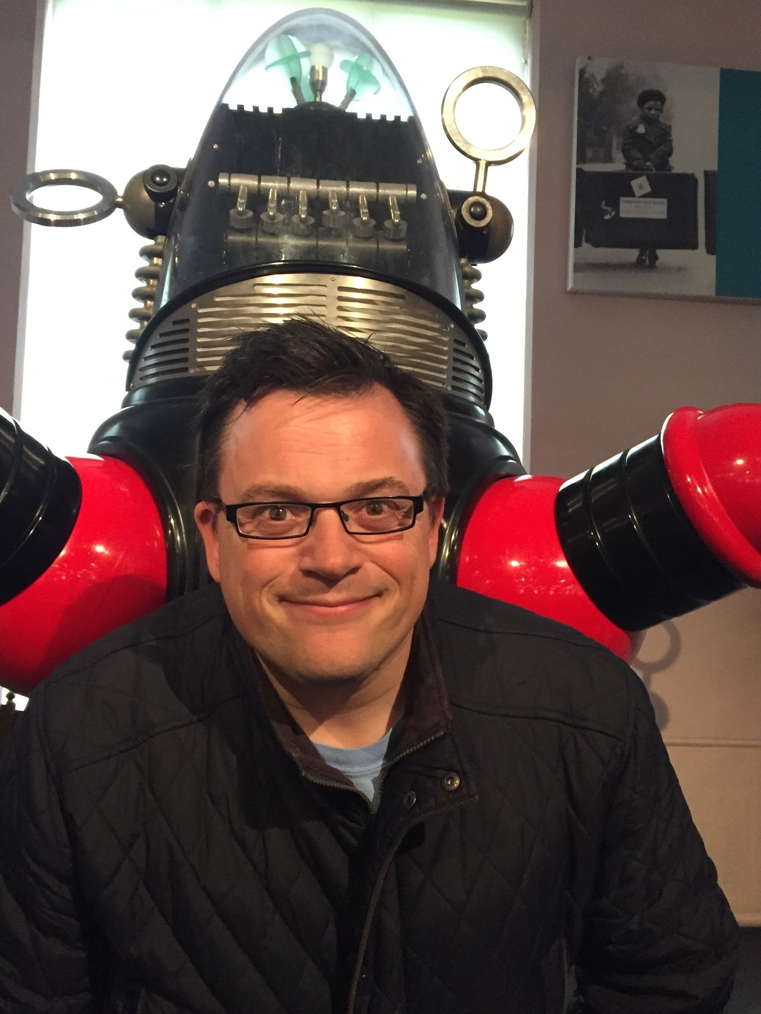 Nick Roberts trước robot từ Lost in Space