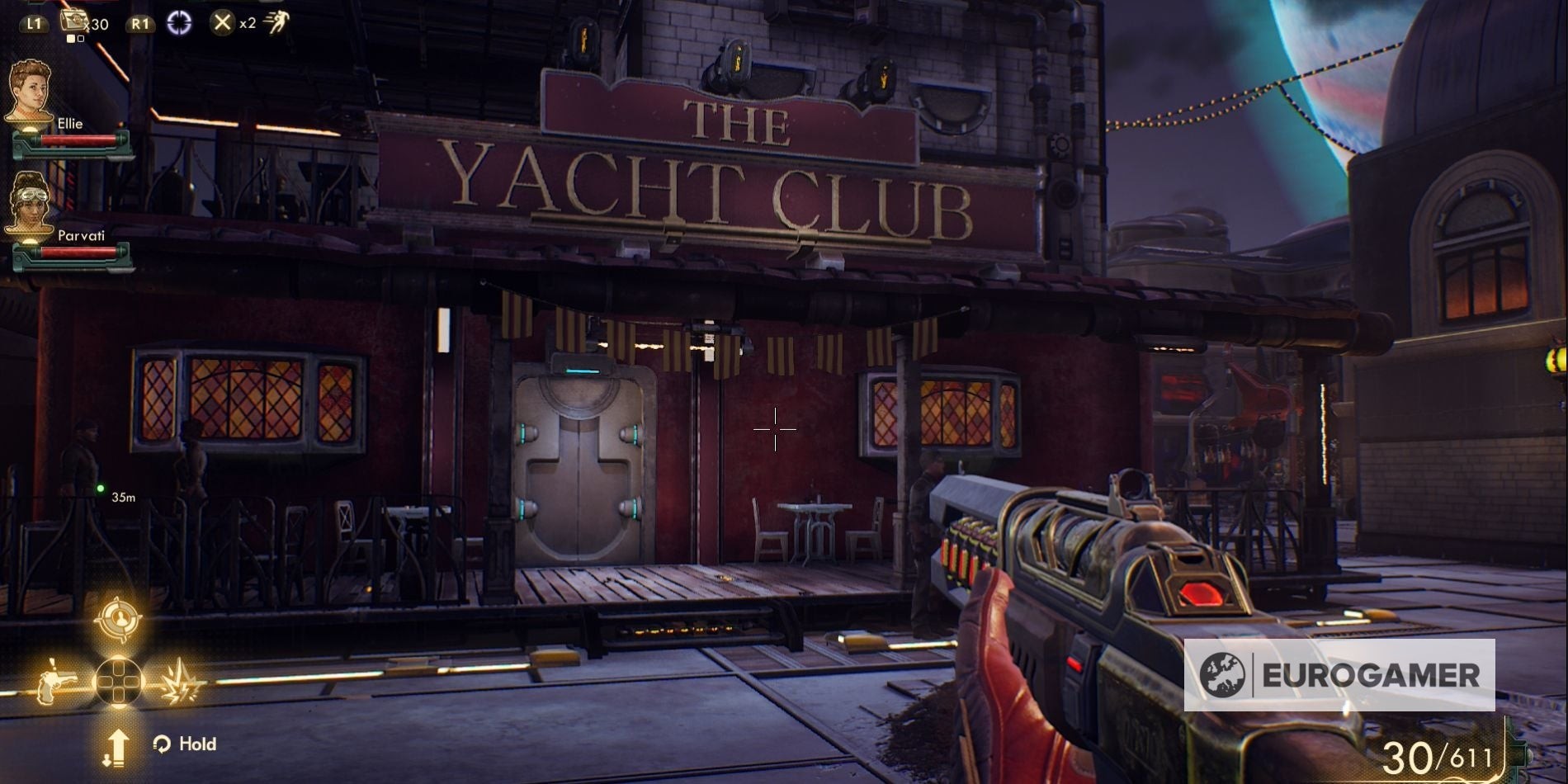 Nyoka ngồi trong quán bar The Yacht Club ở Stellar Bay