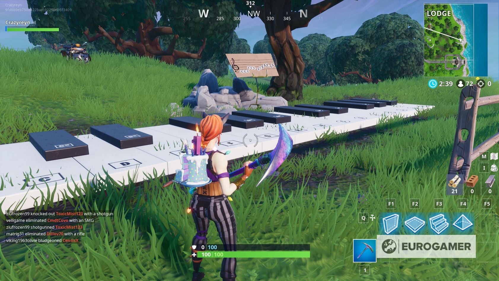 Piano khổng lồ đặt trên nền cỏ xanh trong Fortnite
