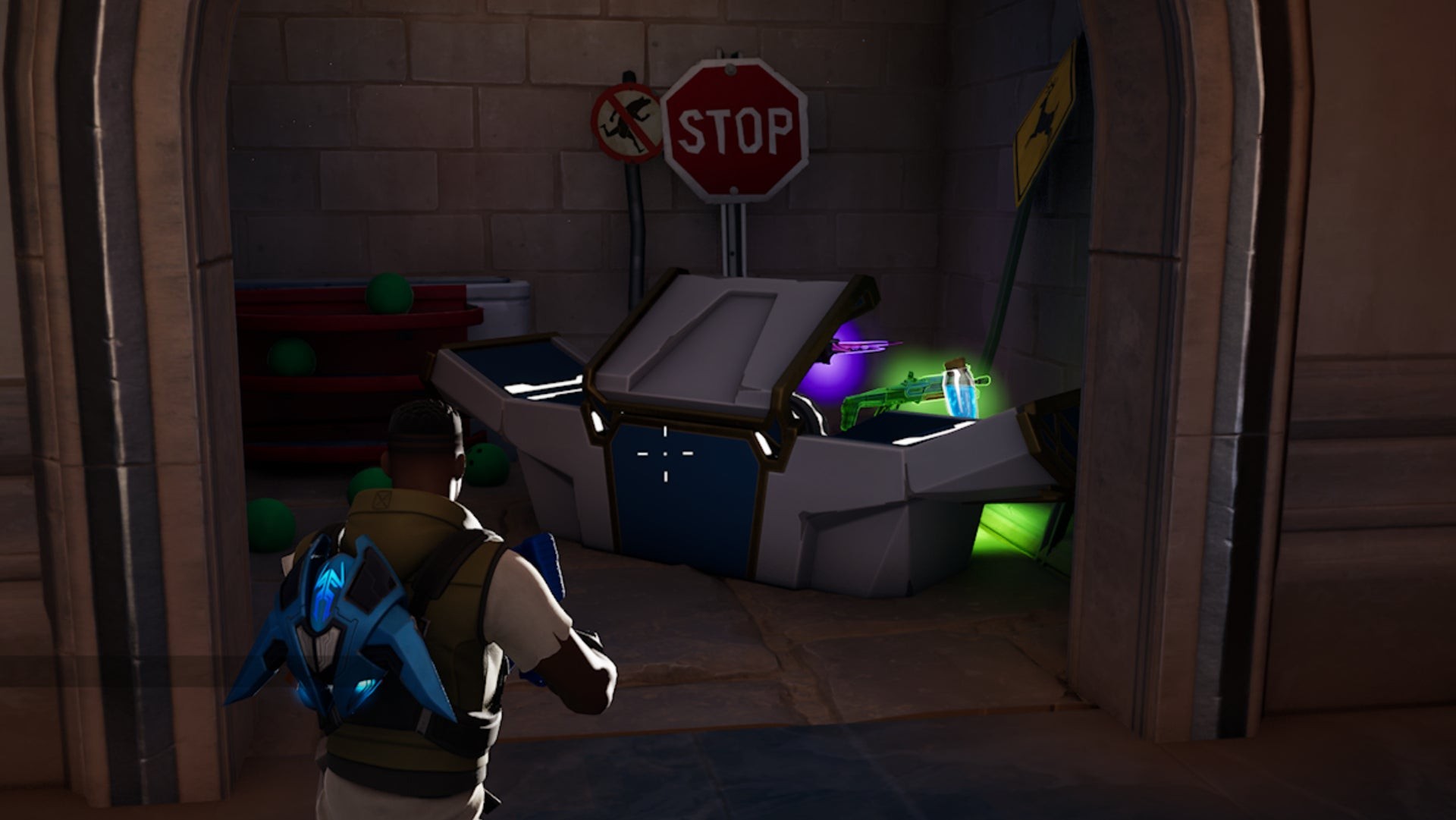 Rương Oathbound Fortnite thứ mười một tại Anvil Square sau giá sách tầng giữa