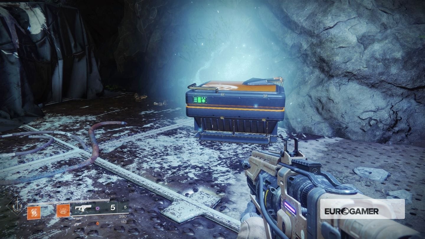 Rương phần thưởng phát sáng màu xanh dương đặc trưng của Lost Sector trong Destiny 2