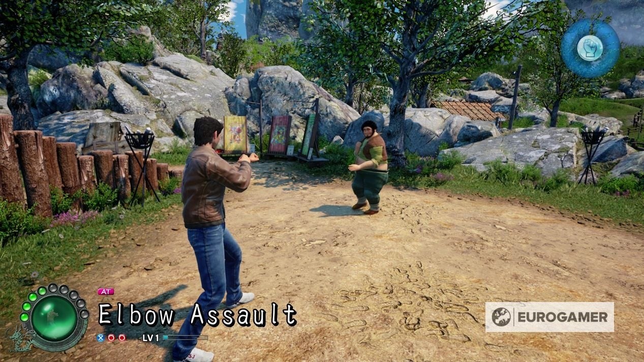 Ryo Hazuki đang đấu tập với một võ sư tại Võ Đường trong Shenmue 3