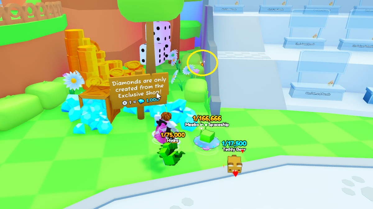 Shiny Relic thứ 42 sau bụi cây nhỏ gần bên trái trung tâm gian hàng Trading Plaza PETS GO