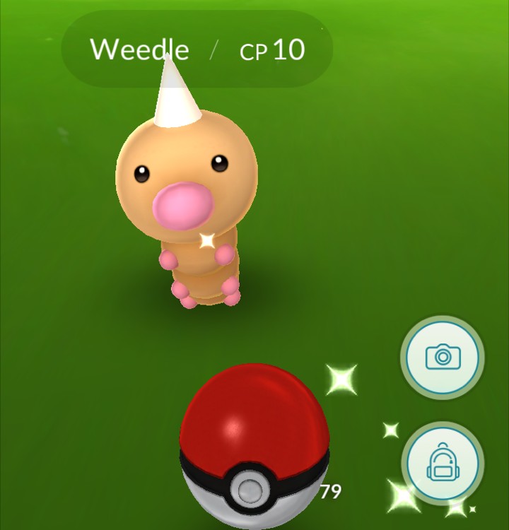 So sánh giao diện bắt Pokémon khi bật và tắt chế độ AR trong Pokémon Go