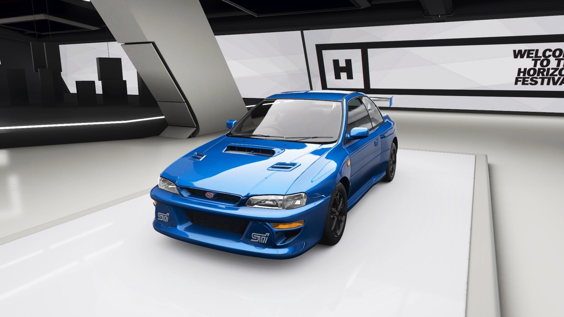 Subaru Impreza 22B STI 1998 màu xanh dương đậu trên đường đất trong Forza Horizon 4