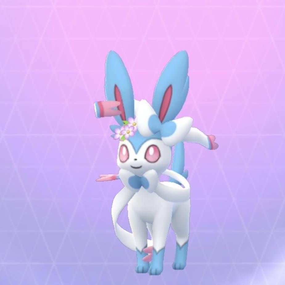 Sylveon dạng shiny có màu sắc đảo ngược, chủ đạo là xanh dương và trắng trong Pokémon Go