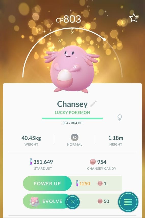 Thông tin chi tiết Pokémon May Mắn Machamp trong Pokémon Go với nền hiệu ứng lấp lánh