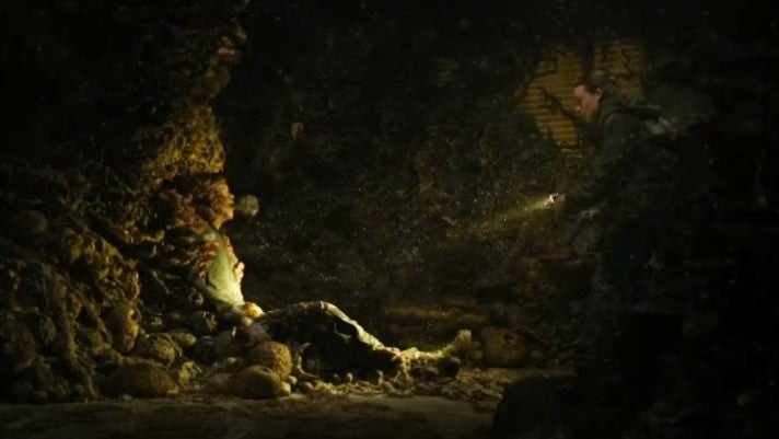 Tommy sử dụng súng phun lửa trong The Last of Us mùa 2