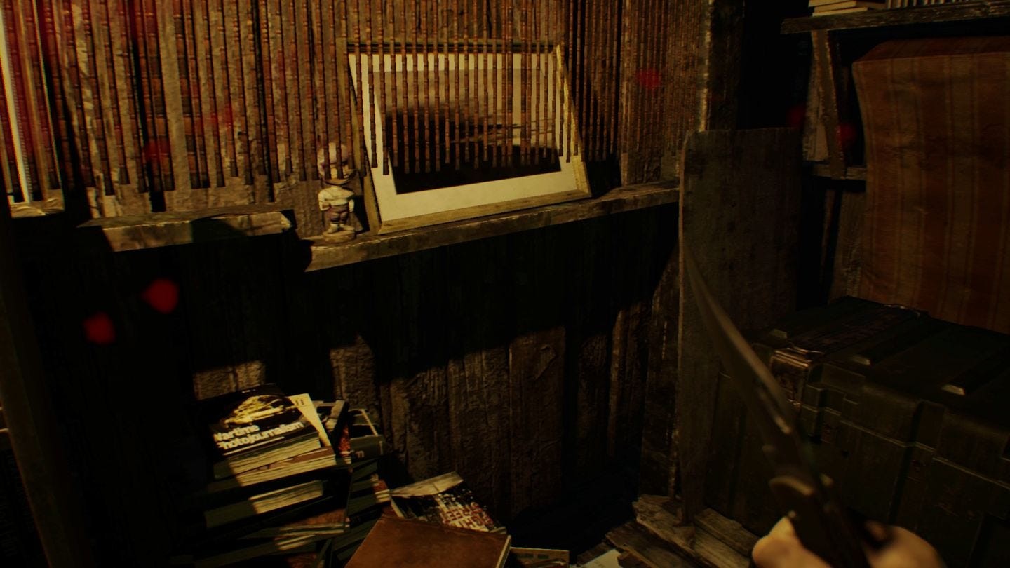 Tượng Mr Everywhere RE7 trong phòng an toàn Old House