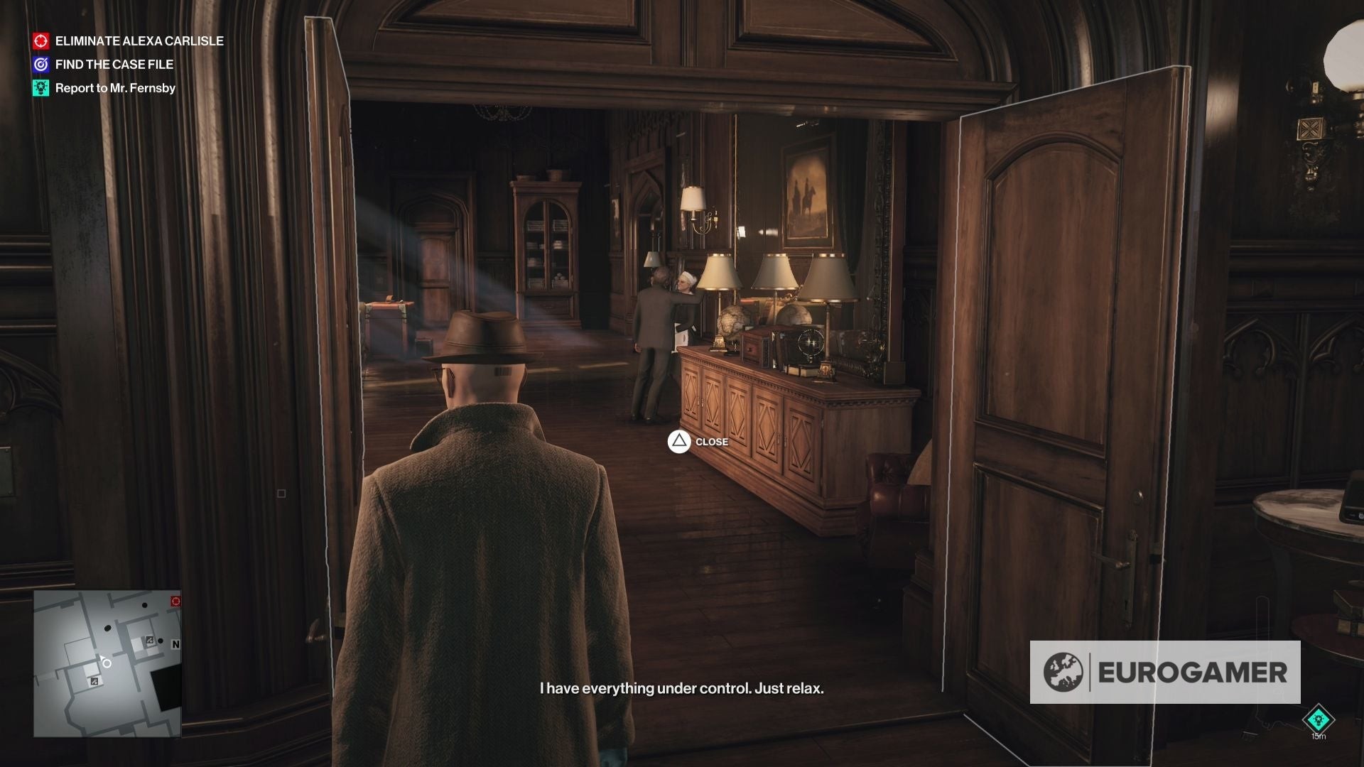 Vệ sĩ và hầu gái đang nói chuyện gần ban công - cơ hội lấy trang phục trong Hitman 3