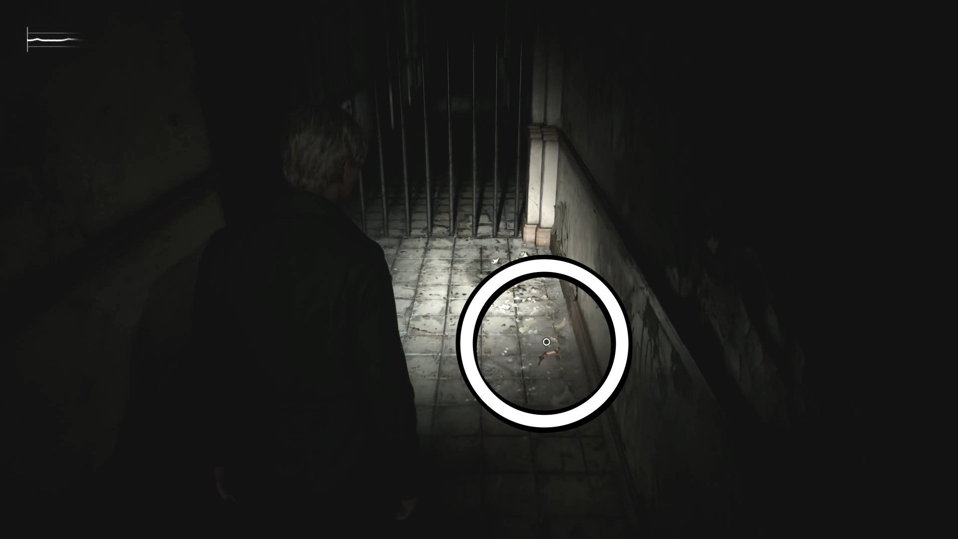 Vị trí Chìa khóa Hành lang Tầng 2 (2F Hallway Key) trên sàn nhà trong Silent Hill 2