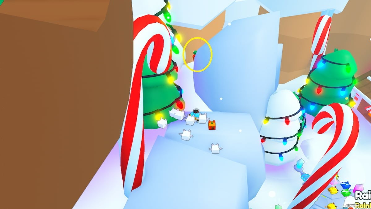 Vị trí quà Giáng Sinh số 6 cạnh cây trắng gần nhà Advent Calendar trong PS99