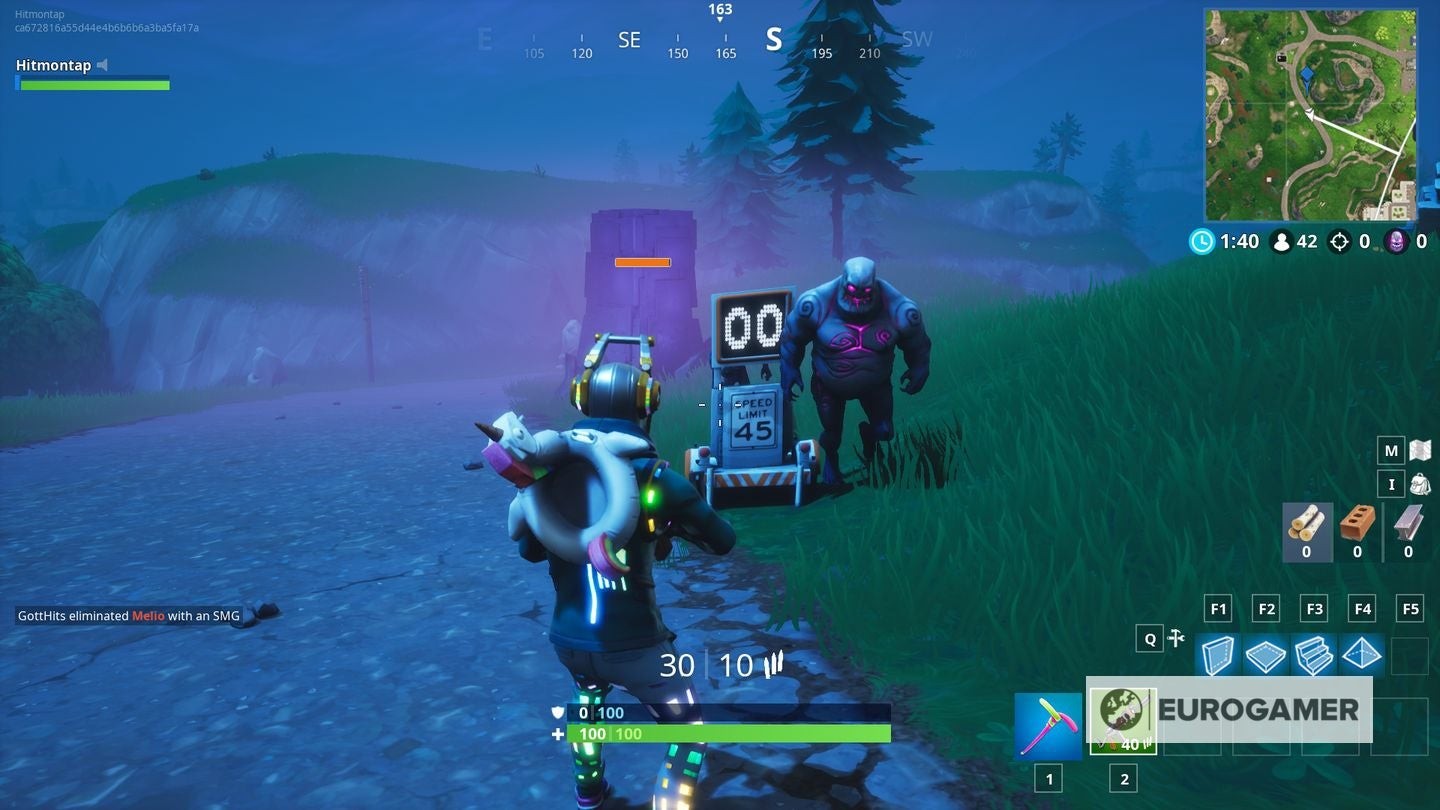 Xe ATK chạy qua biển báo Radar Fortnite khu vực Tilted Towers