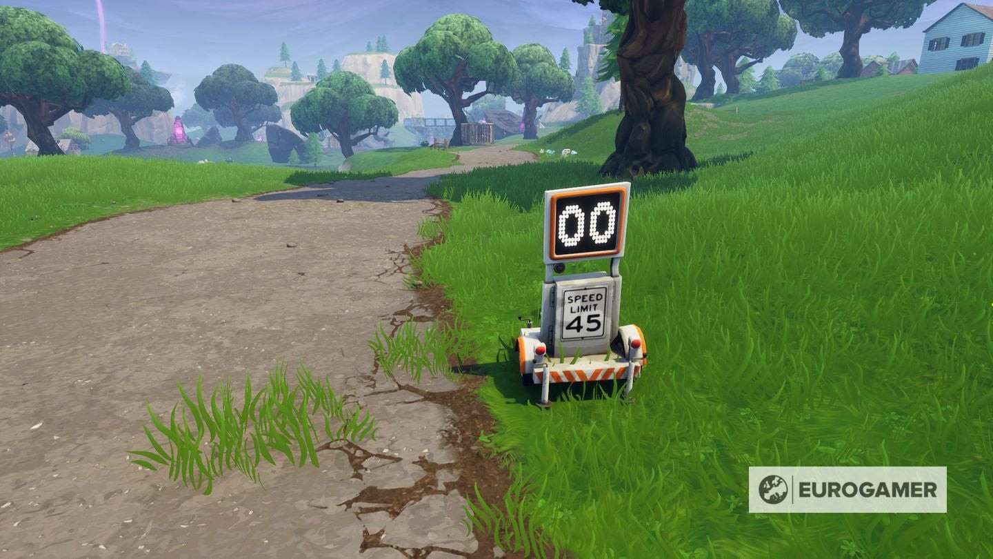 Xe Golf ATK Fortnite gần biển báo Radar Salty Springs