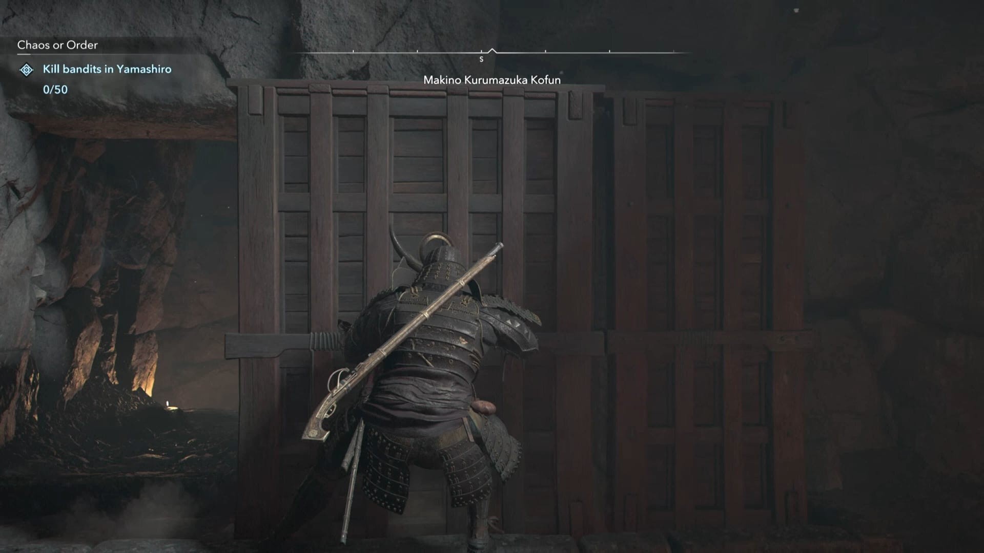 Yasuke di chuyển hai khối gỗ để lộ ra lối đi xuống