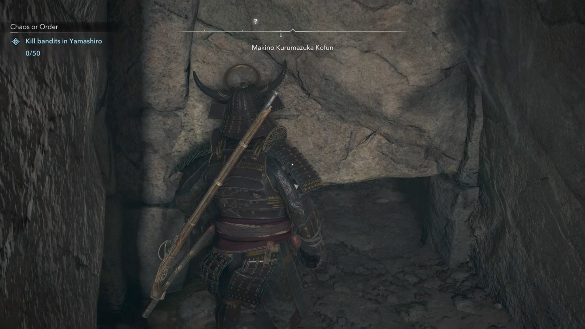 Yasuke nhìn vào khe hở trên tường để bò qua